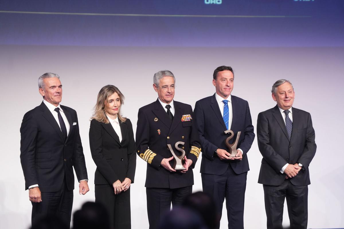De izquierda a derecha, Patricio Fernández Goberna, director general de Industrias Ferri; Ainhoa Moll, adjunta a presidencia y directora editorial de Prensa Ibérica; el almirante general Antonio Piñero Sánchez, jefe del Estado Mayor de la Armada; Ricardo Domínguez García-Baquero, presidente de Navantia, y Enrique Navarro, presidente del jurado de los Premios Valor y Servicio.