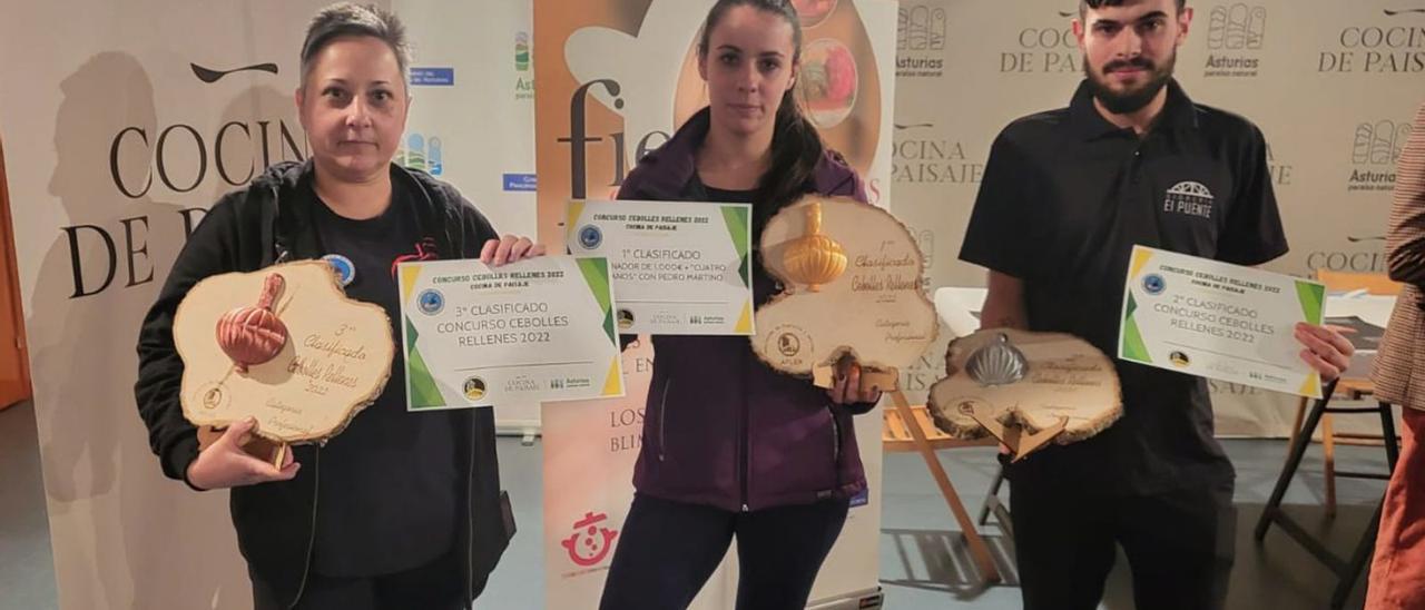 Verónica García, Rocío Gago y Alejandro Fernández, ganadores del concurso gastronómico. | Vivas