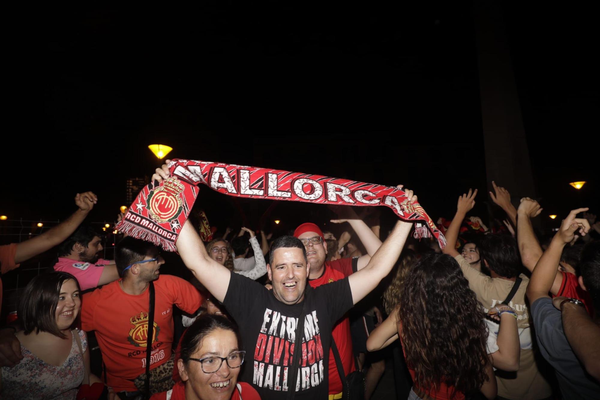 El Mallorca es de Primera: La euforia de la afición se desata en la plaza de las tortugas de Palma