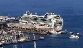 El crucero Ventura, el primero que llega a Vigo tras 14 días sin ninguno, llena las terrazas de turistas este 3 de julio