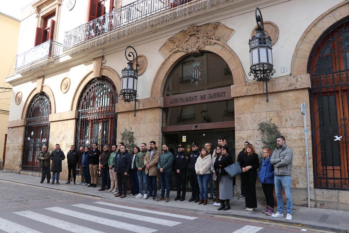 Durante el minuto de silencio en el Ayuntamiento.
