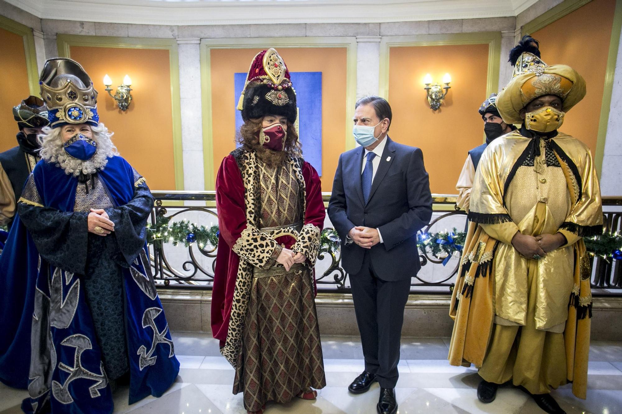 Los Reyes Magos visitan a los niños de Oviedo