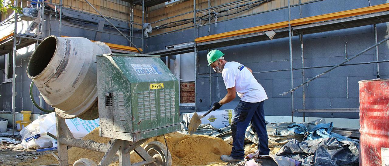 Trabajadores en las obras de transformación del barrio de San José, en Lada. | L. M. D.