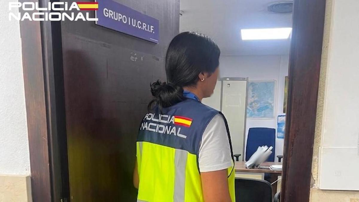 Una agente de la UCRIF, en su oficina de la Jefatura de la Policía Nacional en Palma.
