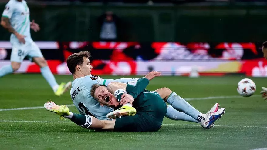 La jugada que lo cambia todo: expulsión, penalti y gol del Panathinaikos