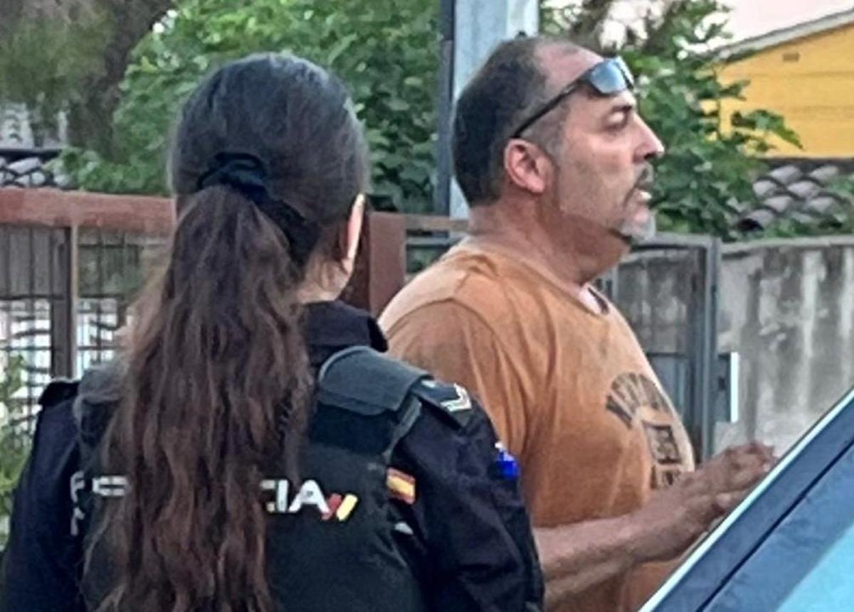 Imagen de uno de los momentos de tensión que se vivió en la calle en el enfrentamiento entre okupas y vecinos.