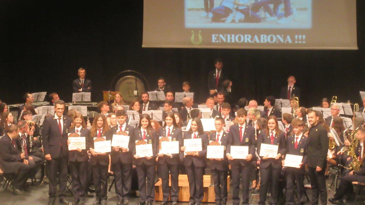 Els músics debutants de la Banda Simfònica amb els diplomes.