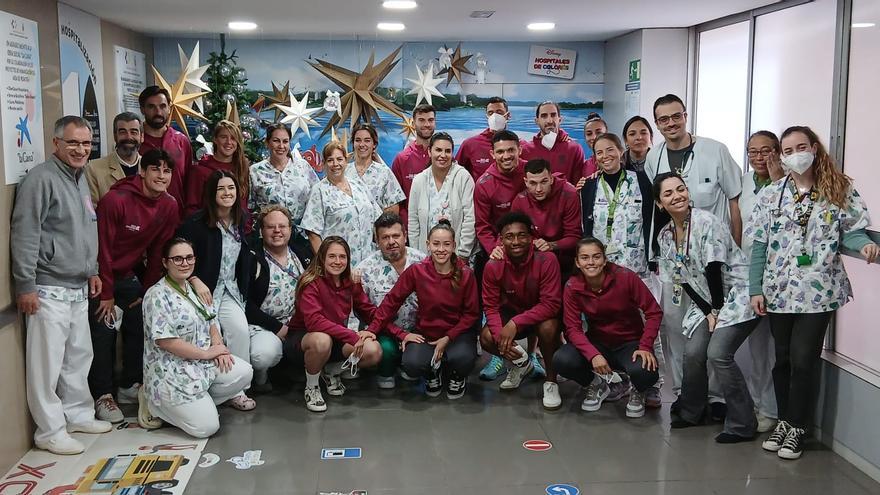 Obsequios y alegrías en los hospitales tinerfeños con la visita de los jugadores del Club Deportivo Tenerife