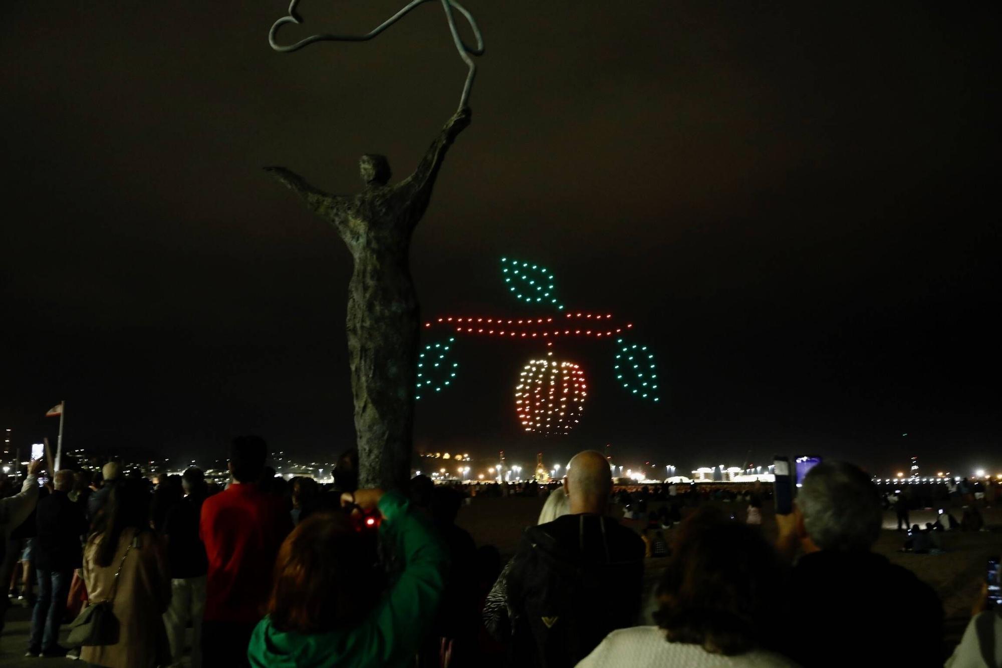 Así ha sido el segundo de los espectáculos de drones en Gijón (en imágenes)