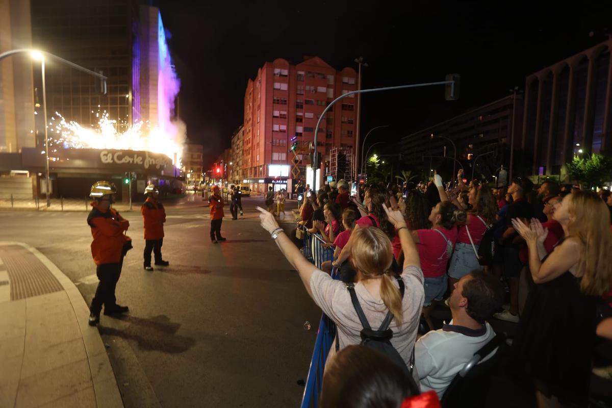 La "Arribada del Foc" congrega a miles de personas para presenciar el espectáculo piromusical
