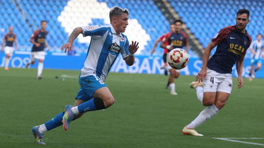 Kevin Sánchez pelea un balón ante un jugador del UCAM Murcia durante la promoción de ascenso en Riazor. | Iago López