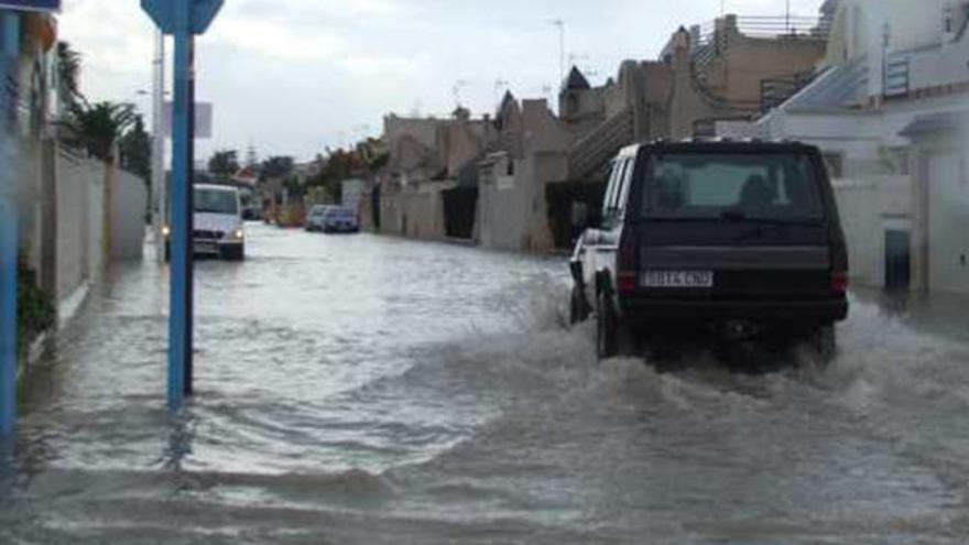 La tormenta colapsa el tráfico en el centro y provoca el corte de varias avenidas