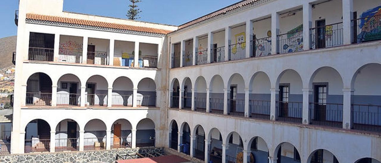 Aspecto actual del colegio María Auxiliadora y talleres municipales en el patio.