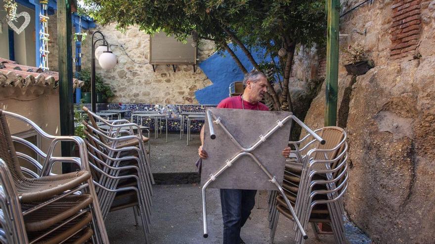 Preparación de una terraza de un bar.