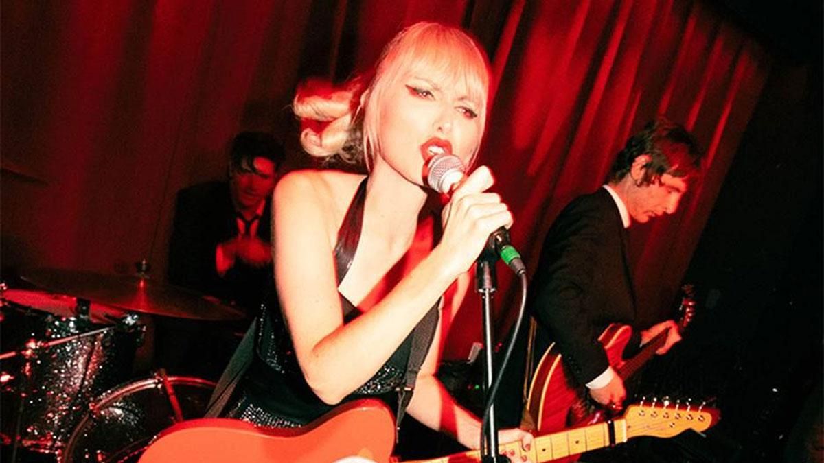 Concierto de Kate Clover, conocida como la nueva Blondie, con su banda.