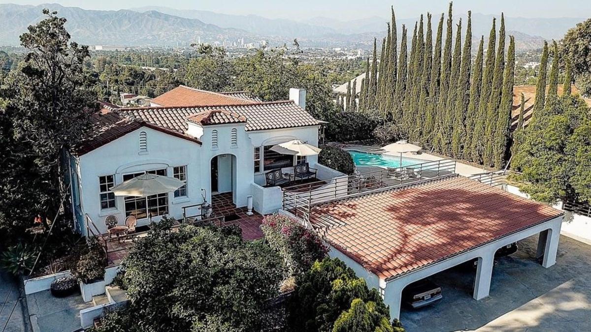 Fotografia divulgada por la correduria de bienes raices Redfin que muestra una vista exterior de la casa donde la llamada  Familia Manson  culmino en 1969 su serie de asesinatos  en Los Angeles