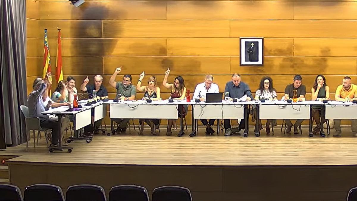 El Grupo Municipal Popular de Altea votando `abstención´ en el pleno del 30 de julio a la nueva Ordenanza de Convivencia Ciudadana.
