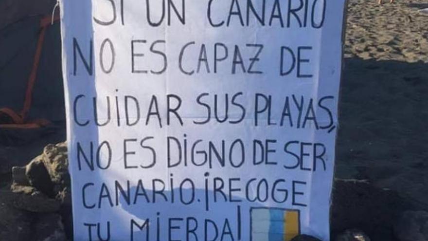 El cartel sobre el cuidado de las playas en Canarias que triunfa en redes