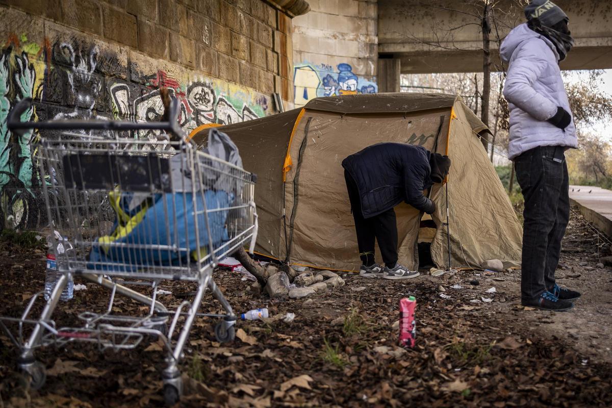 Personas sin hogar duermen bajo un puente en Zaragoza.