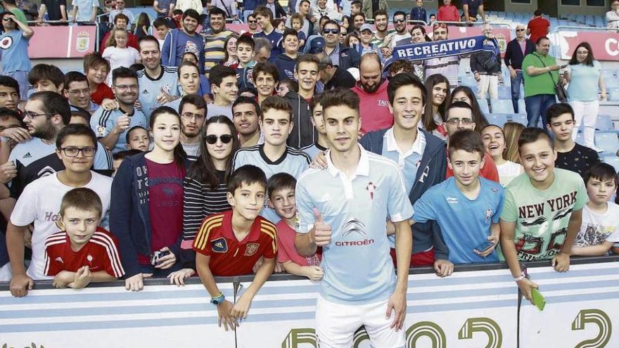 José Naranjo posa con los aficionados que ayer acudieron a su presentación en Balaídos, donde se exhibió una bufanda del Recreativo, por el que pasó el onubense. // Jose Lores