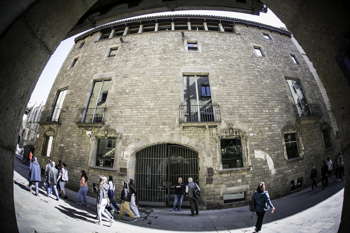 El acceso desde la calle del Veguer