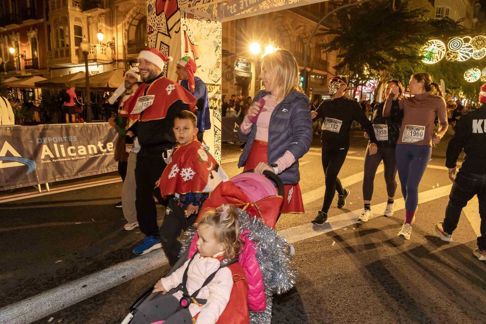 La San Silvestre de Alicante llena de colorido la ciudad
