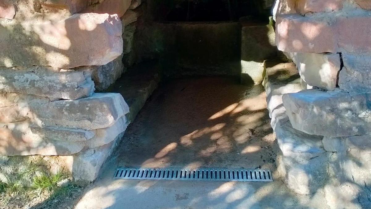 Se ha colocado una canaleta en la fuente de Los Cloticos.
