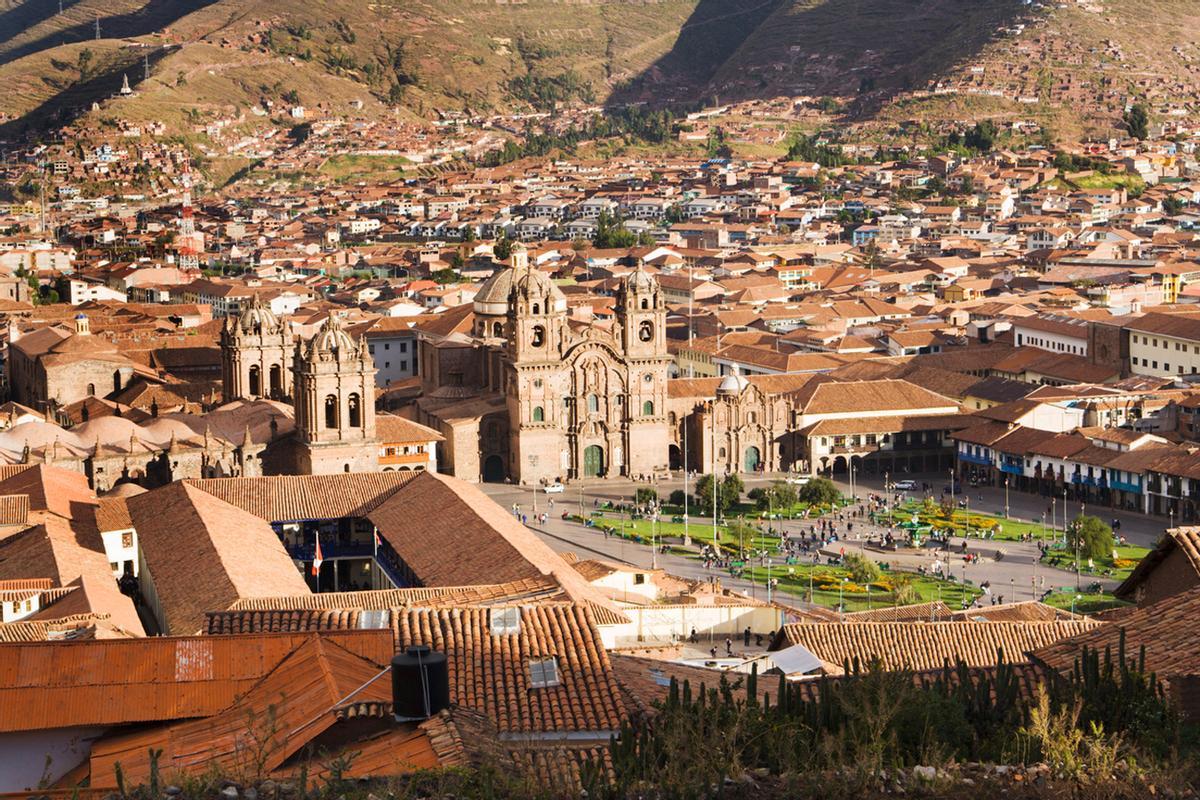 Vista panorámica del centro histórico de Cusco, con la Plaza de Armas entre tejados coloniales y montañas.