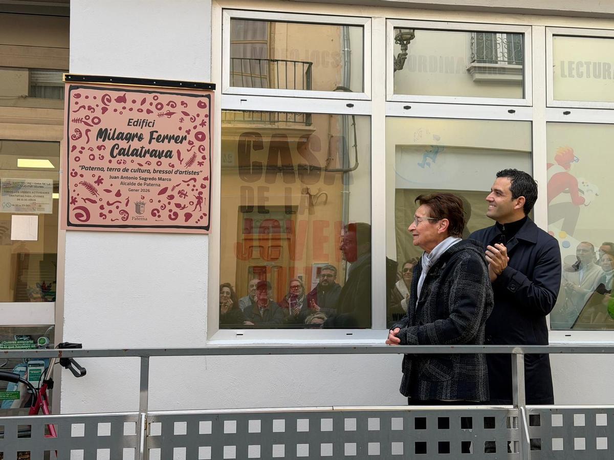 Milagro Ferrer y el alcalde de Paterna, Juan Antonio Sagredo, junto a la placa que da nombre al edificio municipal.