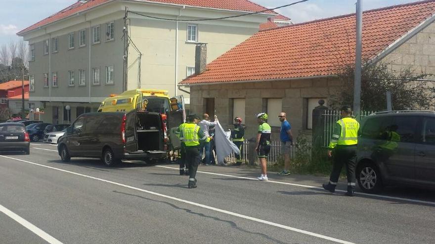 Servicios de emergencia en el lugar del accidente. // R. Vázquez