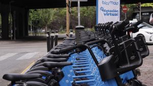 Bicicletas aparcadas en la nueva estación virtual de Puente de Vallecas.