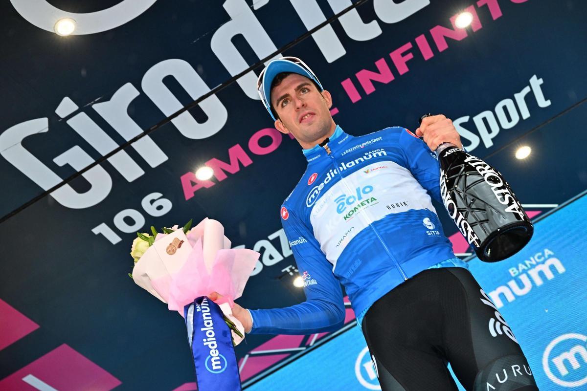 Cassano Magnago (Italy), 20/05/2023.- Italian rider Davide Bais of Eolo-Kometa Cycling Team wearing the best climber’s blue jersey celebrates on the podium after the 14th stage of the 2023 Giro d’Italia cycling race over 194 km from Sierre to Cassano Magnago, Italy, 20 May 2023. (Ciclismo, Italia) EFE/EPA/LUCA ZENNARO