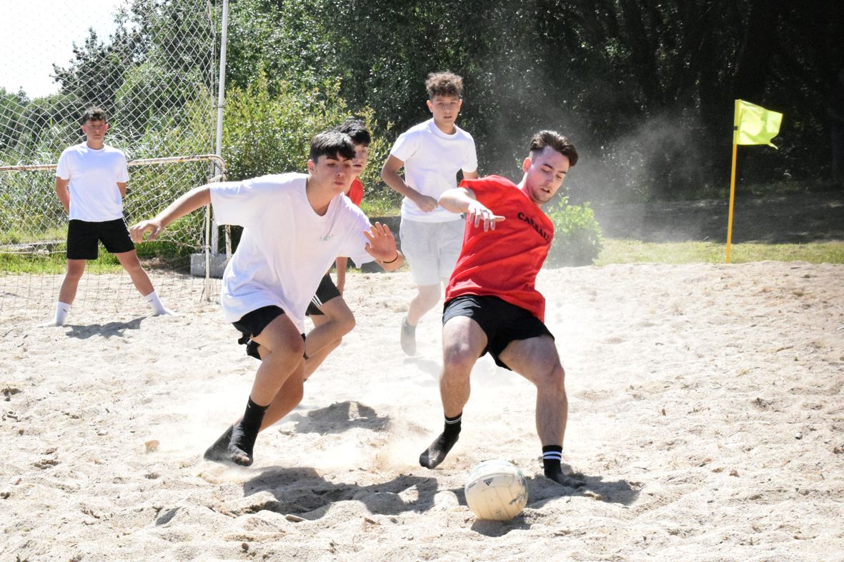 Las Olimpiadas de Aldea hacen de la playa de Vilarello la fusión de deporte y tradición