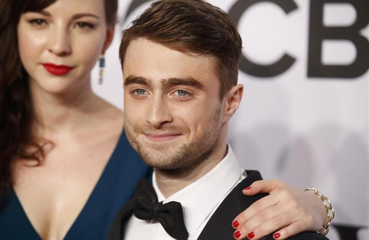 {mrocaactor} {daniel} {radcliffe} {arrives} with {girlfriend} {eri140609183506}