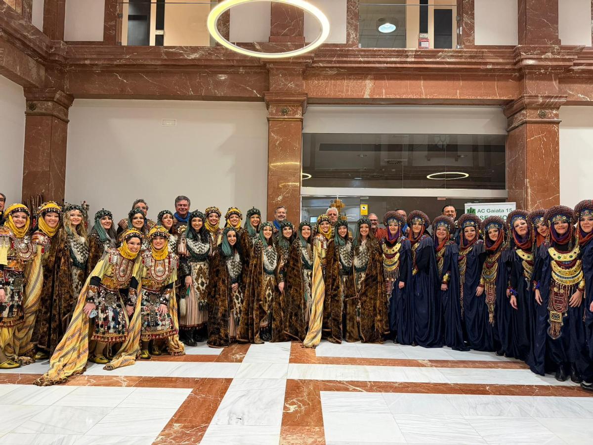 Algunas de las 35 reinas infantiles preparadas a mediodía para el desfile, que finalmente no saldrán.