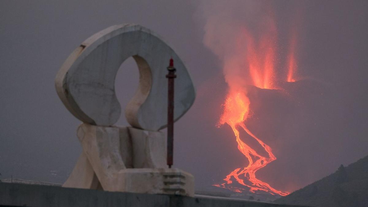 La escultura que rinde homenaje al farero en el muelle de Tazacorte y los ríos de lava. | | ÁNGEL MEDINA