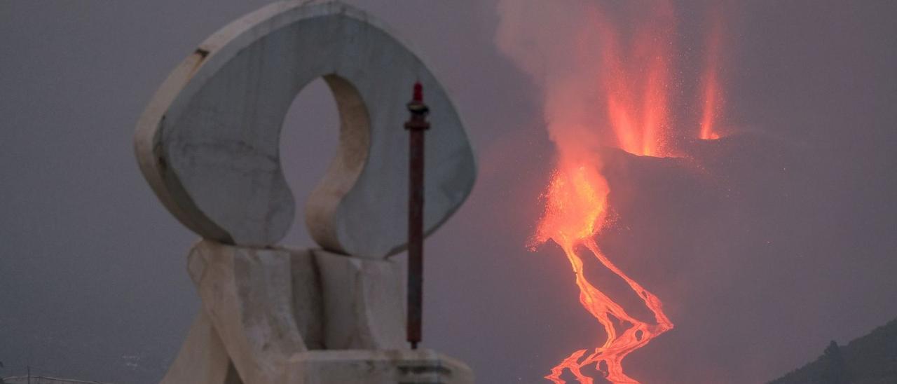 La escultura que rinde homenaje al farero en el muelle de Tazacorte y los ríos de lava. | | ÁNGEL MEDINA