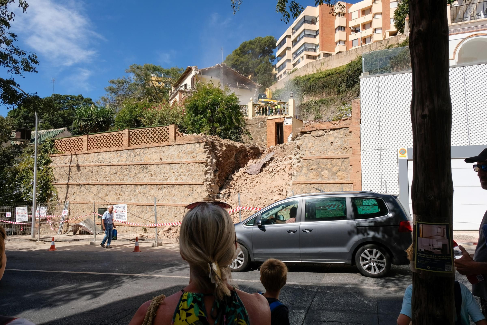 La demolición de Villa Atalaya, en imágenes