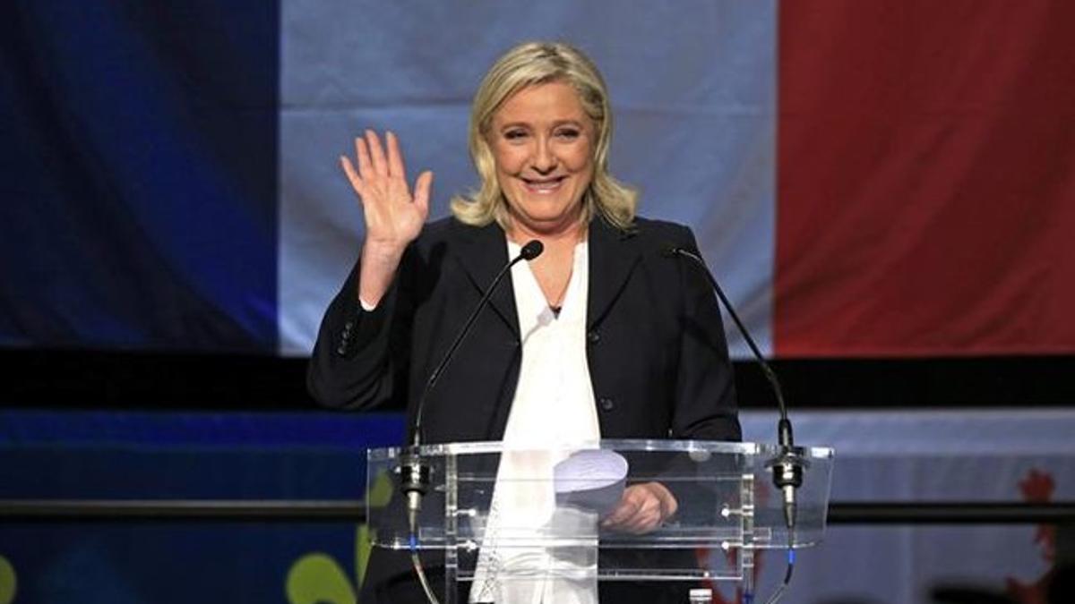 Marine Le Pen muestra su euforia al conocerse los primeros resultados, en Henin-Beaumont, este domingo.