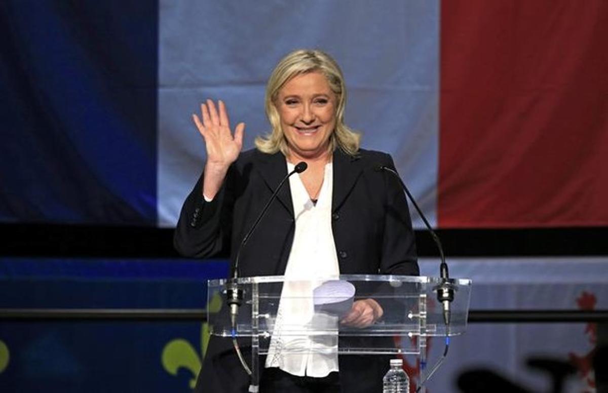 Marine Le Pen mostra la seva eufòria al conèixer els primers resultats, a Henin-Beaumont, aquest diumenge.
