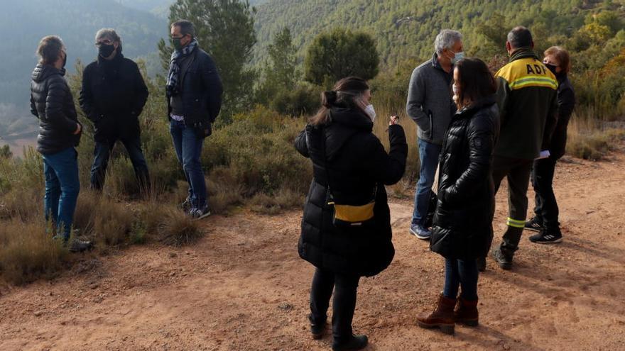 Veïns i els alcaldes d&#039;Aguilar de Segarra i Rajadell a la zona on es projecten els dos parcs eòlics