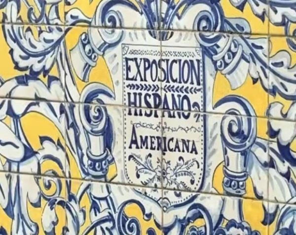 Azulejo de la Plaza de España de Sevilla que muestra el nombre que iba a llevar la Exposición Iberoamericana