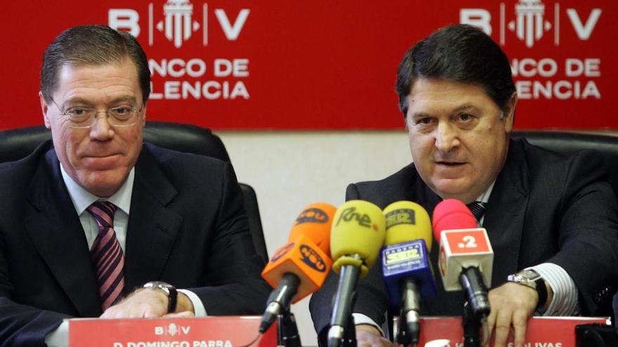 El presidente del Banco de Valencia, Jose Luis Olivas (d), y el consejero delegado, Domingo Parra, durante la presentación del avance de resultados del ejercicio de 2005