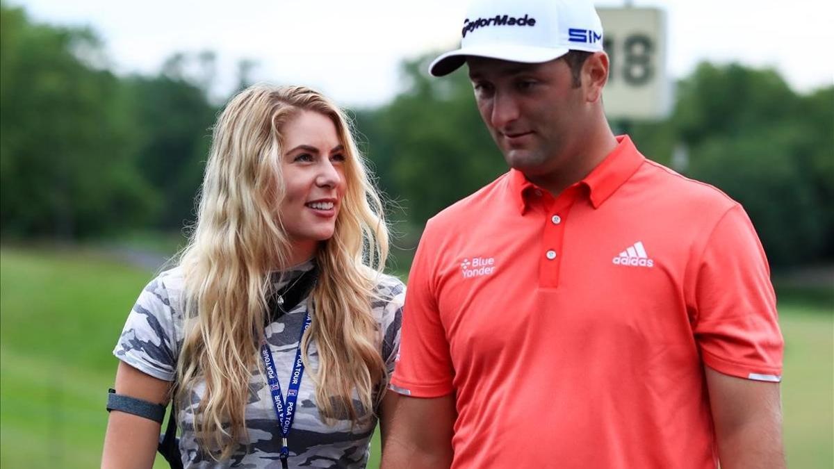 Rahm, sonriente junto a su esposa Kelley Cahill tras sellar su victoria