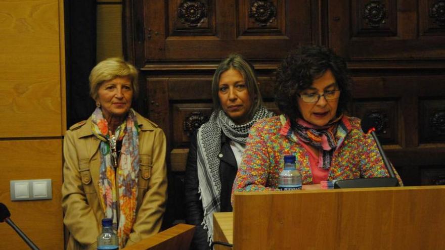 Luisa Fonseca, durante su intervención, con Noelia García y Blanca García detrás.