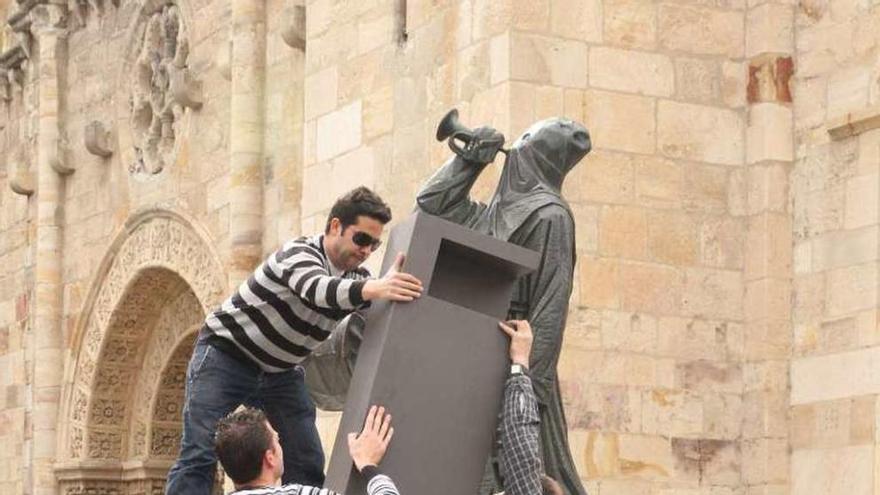 Colocación de señalización turística en la capital.