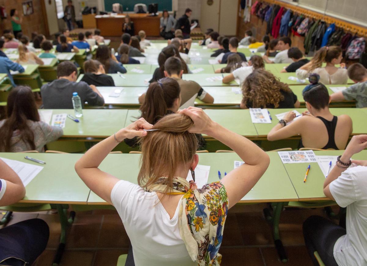 Un momento previo a la realización de las pruebas EVAU en un distrito de España.