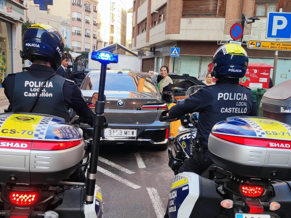 Efectivos de la Policía Local, en labores de acompañamiento a las reinas.