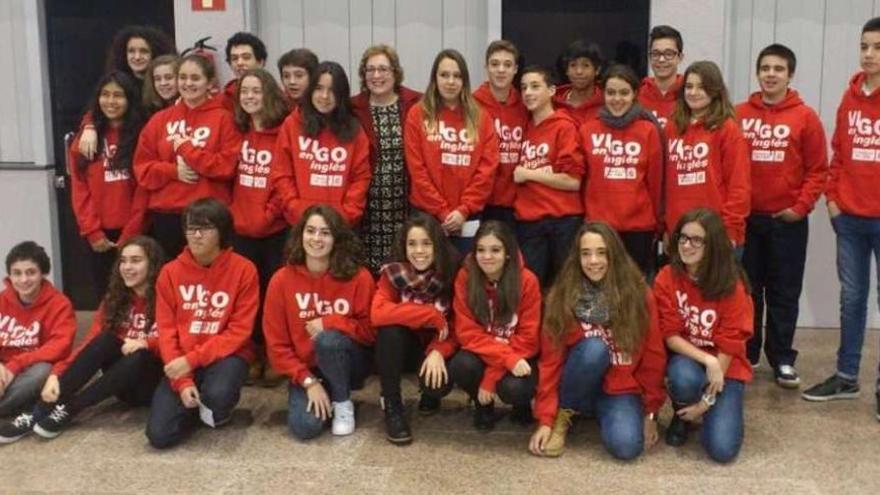 Los 25 alumnos, con la edil de Educación (centro), antes de coger el avión. // FdV