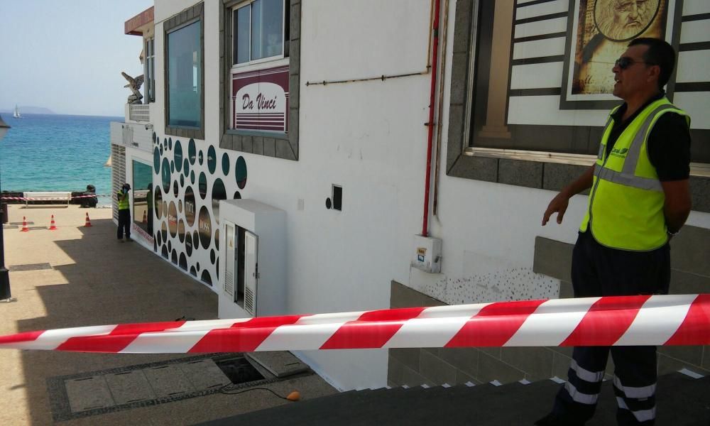 Cerrada al baño una zona de la playa de Playa Blan